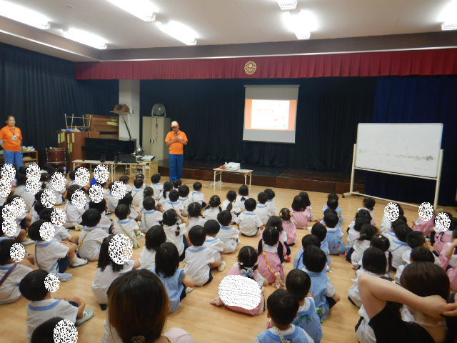 全園児を前に自己紹介をする区役所職員
