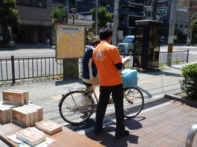 改正された大阪府安全なまちづくり条例を説明する区役所職員