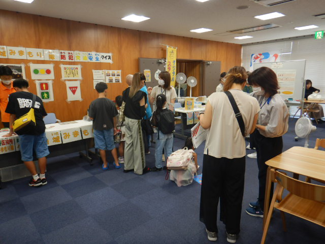 親子連れでにぎわう大会議室前の防犯・交通安全ブースとデジタルスタンプラリーのブース