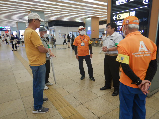 近鉄大阪阿部野橋駅コンコースに集まったキャンペーンの参加者