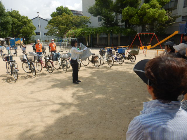 高松公園に集まったキャンペーン参加者に阿倍野警察署から注意喚起
