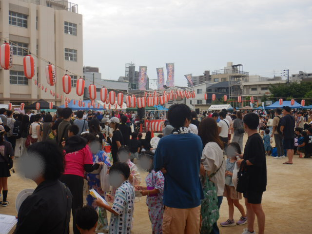会場は多数の親子連れでにぎわう
