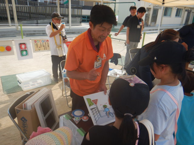 止まれの標識がある所では必ず止まって安全確認をと呼びかける