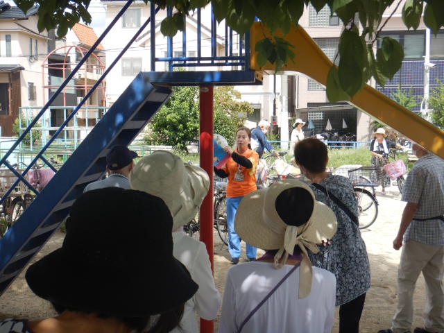 キャンペーン参加者に自転車マナーなど注意喚起する区役所職員