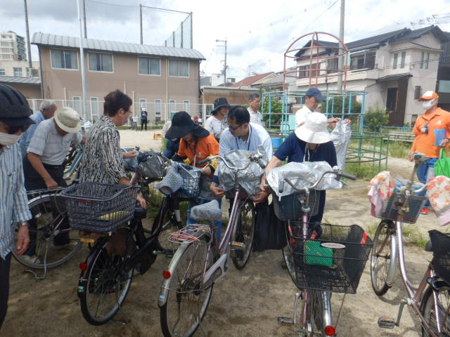 キャンペーン参加者の自転車前かごにひったくり防止カバーを取り付ける様子