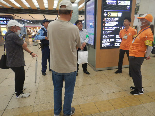 駅構内に集まったキャンペーンの参加者
