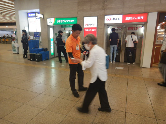 駅利用者に女性被害防止を呼びかける区役所職員