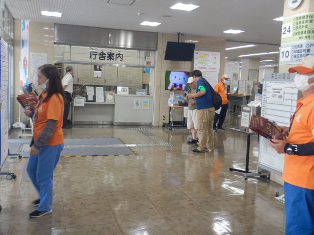 阿倍野警察署員も参加して来庁者に注意喚起する