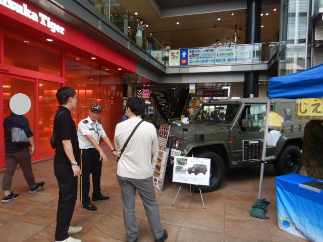 イベント会場に自衛隊の活動紹介のブースを設け自衛隊車両を展示