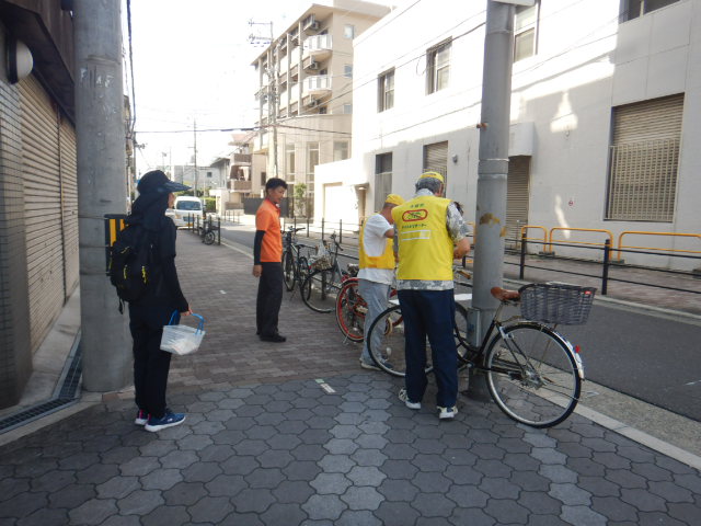 西田辺駅周辺放置自転車等啓発をおこなうサイクルサポーターの皆さまと区役所職員