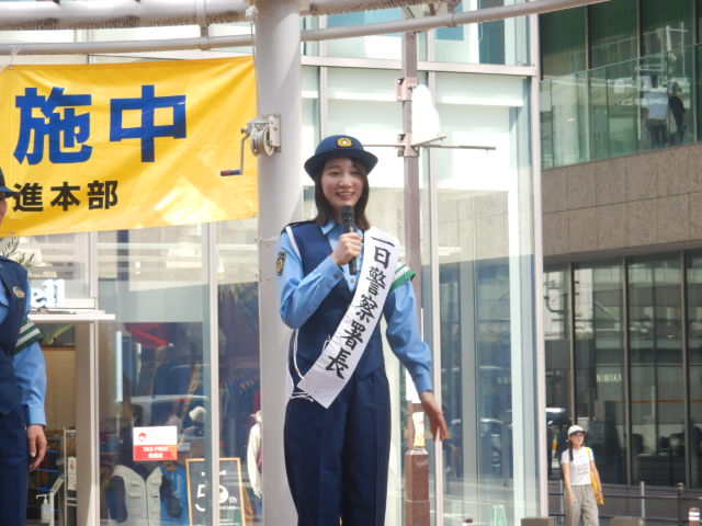 一日警察署長を務めた朝日放送の福戸あやアナウンサー