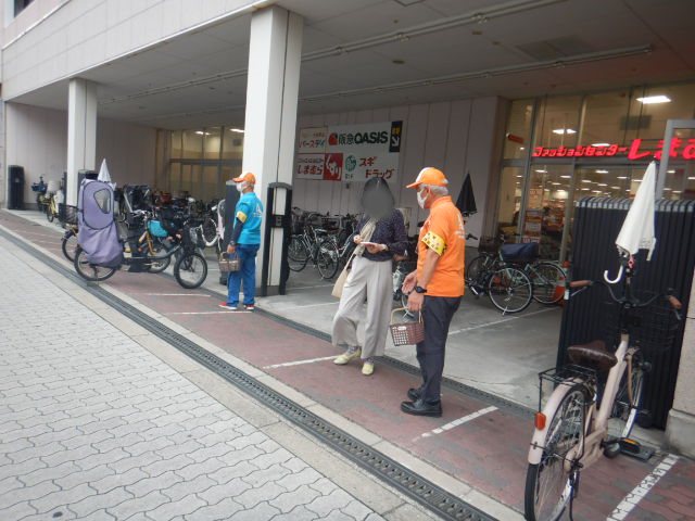 阪急オアシスあべの店前で女性被害防止を呼びかける区役所職員