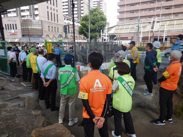 阿倍野交差点に集まった自転車マナーアップ街頭キャンペーンの参加者