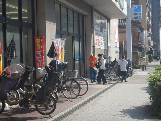 阪急オアシスあべの店前で利用者に女性被害防止を呼びかける区役所職員