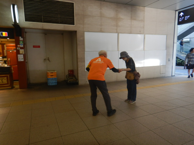 近鉄大阪阿部野橋駅コンコースで啓発物品を配付して注意喚起する区役所職員