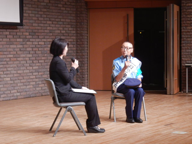 落語家の桂小枝さんが警察官の制服を着用してトークショー