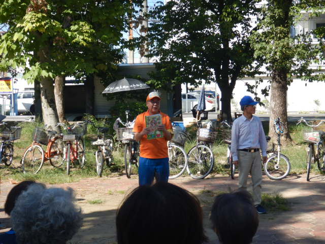 キャンペーン参加者に注意喚起する区役所職員