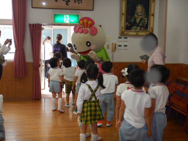 あべのんとハイタッチをして部屋に戻る園児