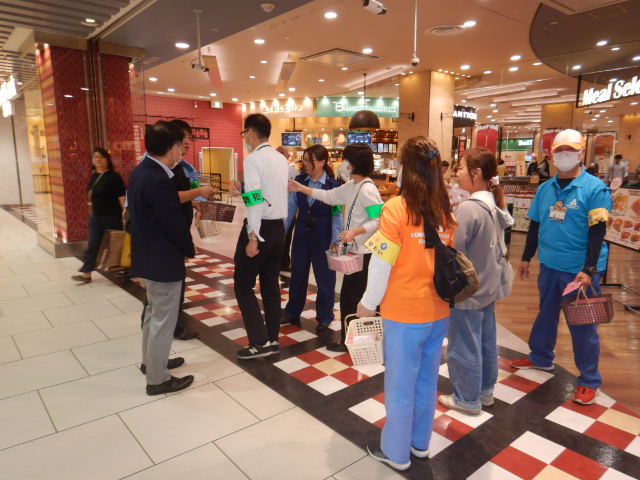 イトーヨーカドーに集まったキャンペーンの参加者