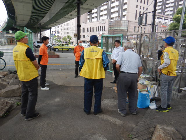 阿倍野交差点に集まったキャンペーンの参加者