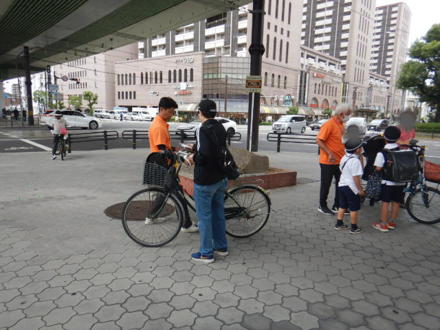 阿倍野交差点で注意喚起する区役所職員