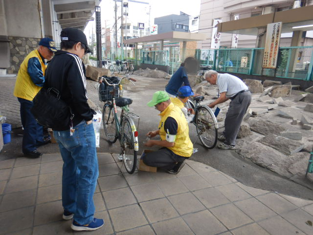 阿倍野交差点でシリンダー錠を取り付ける自転車整備士