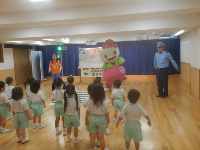 3歳児はあべのんと一緒にストップ体操をおこなう