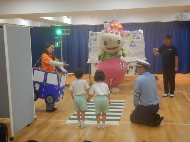 横断歩道を安全にわたる練習をする園児