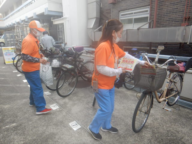 キャンペーンの参加者の自転車前かごに啓発物品を配付する