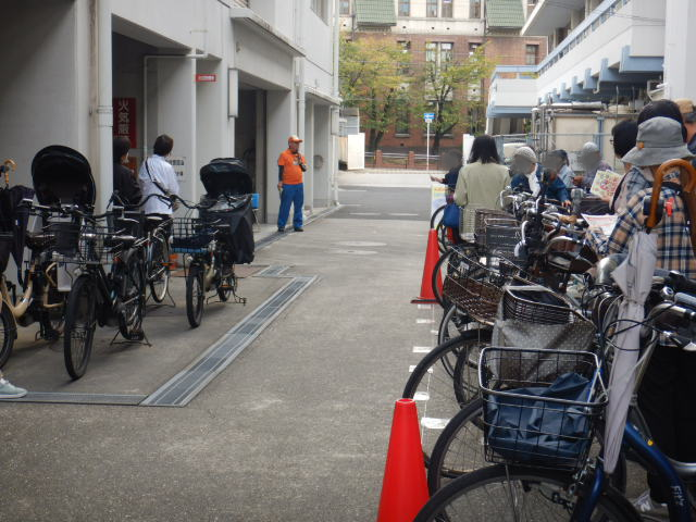 キャンペーン参加者に注意喚起する区役所職員