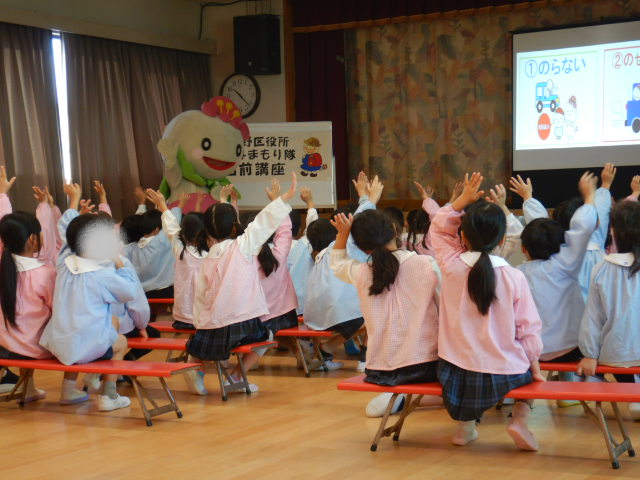 あべのんと一緒に防犯クイズに手を上げて答える園児たち