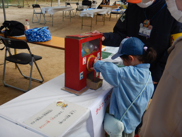 啓発物品を選ぶためガチャを回す参加者