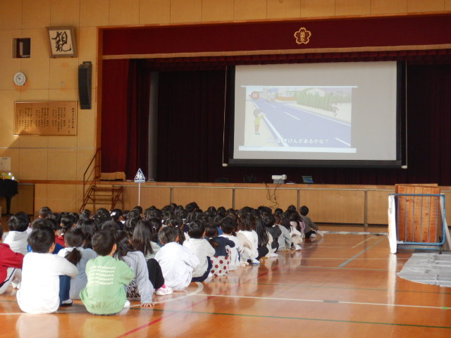スクリーンに映写した映像で交通ルールを学ぶ1年生