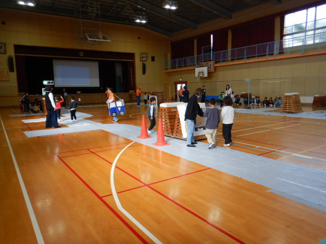 講堂に信号機や横断歩道などを設置した模擬道路上で安全に歩行する練習