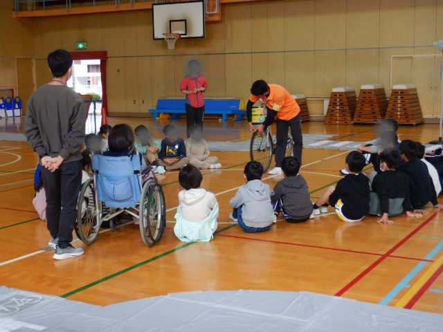 自転車の点検の仕方を区役所職員から学ぶ4年生