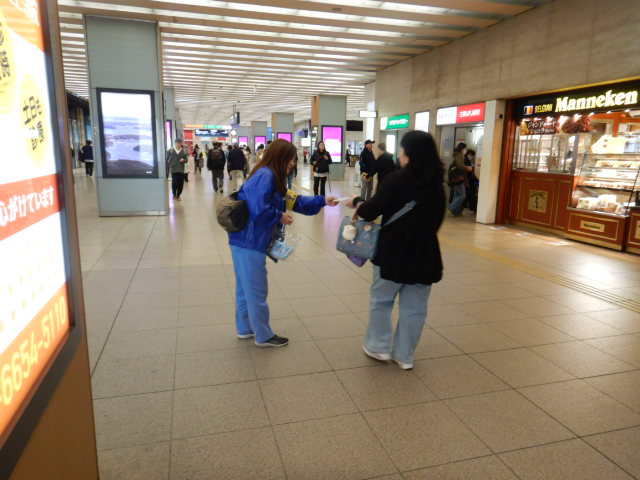 近鉄大阪阿部野橋駅コンコースで利用者に啓発物品を配付し注意喚起する
