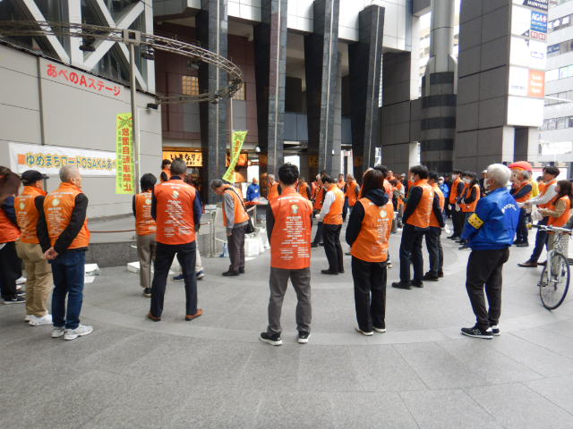 ルシアス前広場に集まった啓発活動の参加者