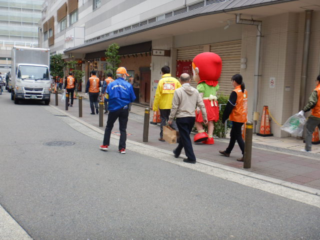 アカンずきんちゃんも一緒に参加者はそれぞれの啓発場所へと移動する