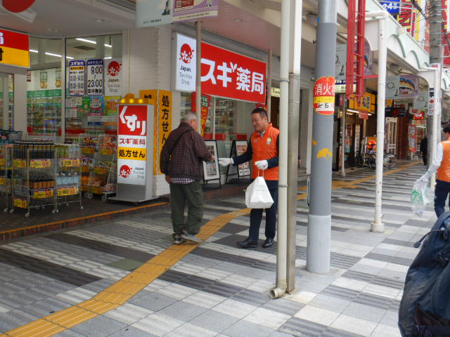 通行者に啓発ティッシュ配付し注意喚起する参加者