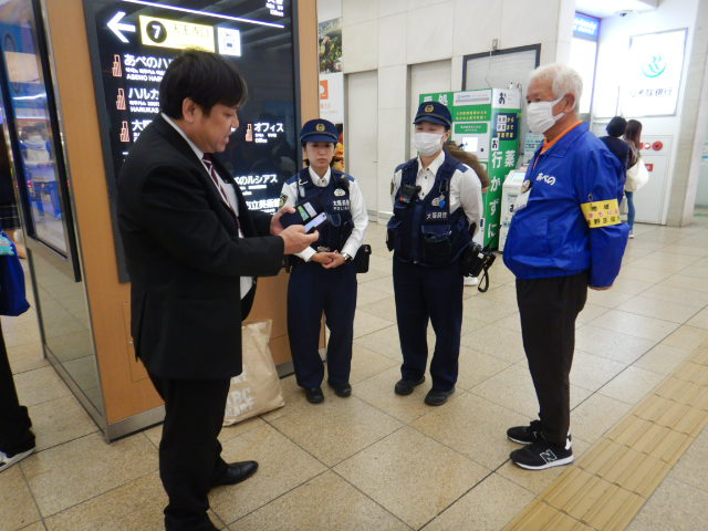 駅構内に集まった警察官や区役所職員など啓発活動の参加者
