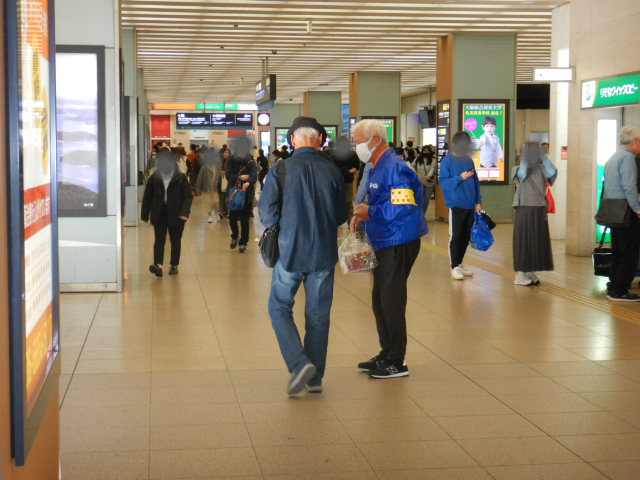 駅利用者に啓発物品を配付し特殊詐欺被害防止を呼びかける