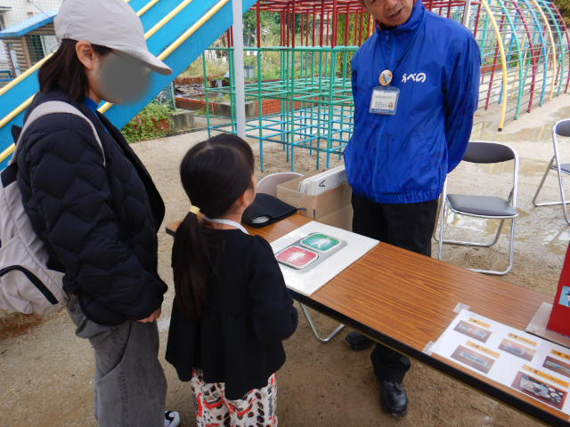 信号機のパネルで信号のルールを学ぶ参加者