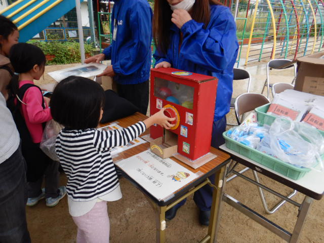 啓発物品を選ぶためのガチャを回す参加者