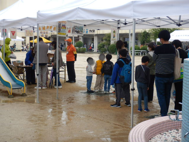 姉の中、防犯啓発ブースには行列ができる