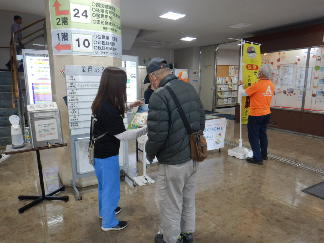 区役所玄関ロビーにて来庁者に特殊詐欺被害防止を呼びかける