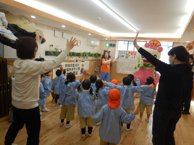 あべのんと一緒に交通安全ストップ体操をおこなう園児たち