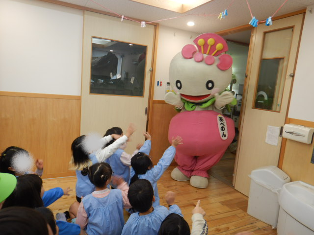 あべのんの登場に大喜びの園児たち