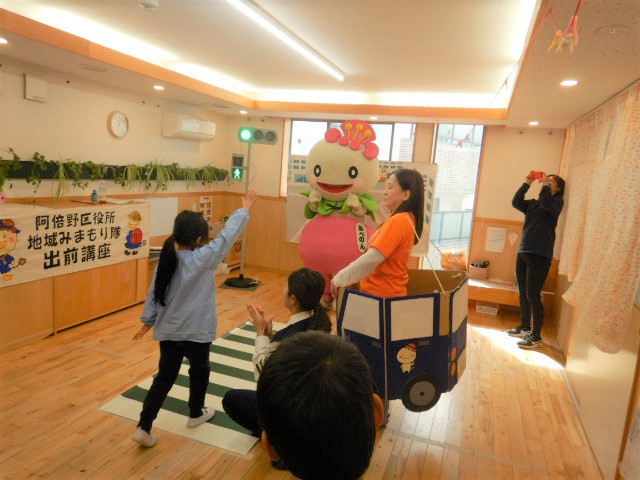 横断歩道を安全にわたる練習をする園児