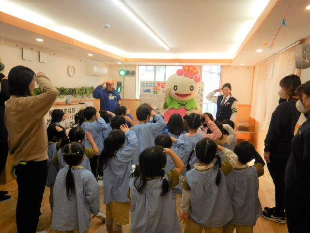 警察官と一緒にみんなで敬礼をする