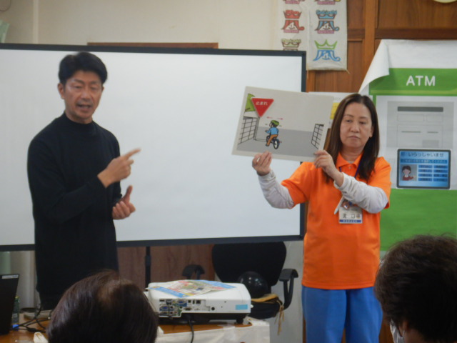 止まれの標識で止まる自転車の絵を見せ、必ず止まって安全確認をしてほしいと訴える